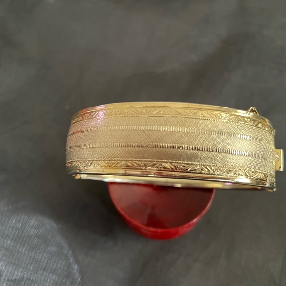 Vintage embossed shiny gold tone brass cuff bracelet with box tab clasp. - Picture 2 of 10